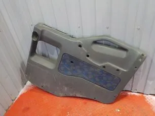 Обшивка двери на IVECO