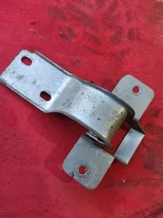 Петля бардачка на IVECO
