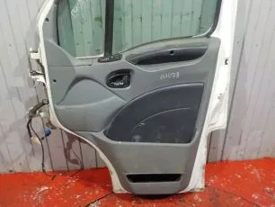 Обшивка двери на IVECO
