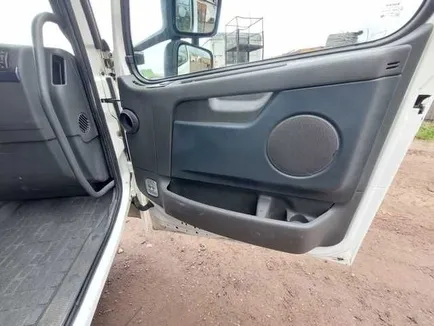 21048991 VOLVO Обшивка двери, Отсутствует