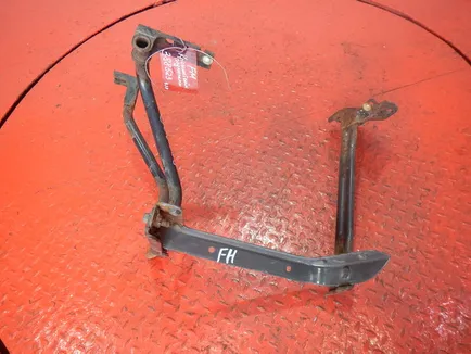 82287938 VOLVO Кронштейн подножки