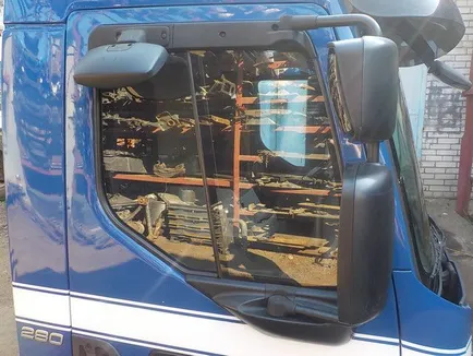 20827126 VOLVO Стекло двери правое, Отсутствует