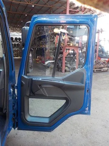 85112764 VOLVO Дверь правая, Отсутствует