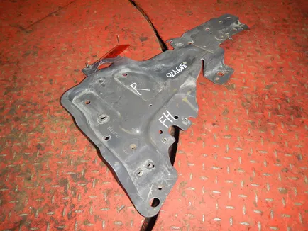84228541 VOLVO Кронштейн решетки радиатора правый, Отсутствует