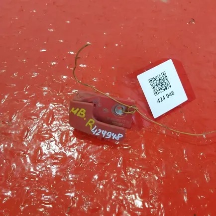9418900572 MERCEDES Ручка бардачка правого