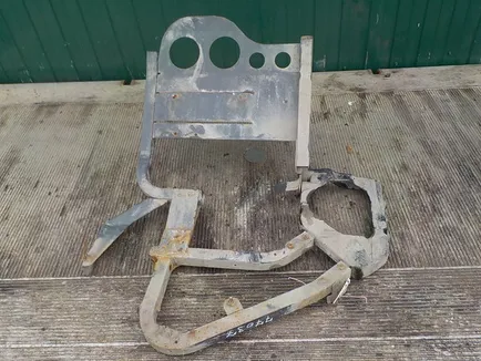 20861297 VOLVO Кронштейн крыла переднего