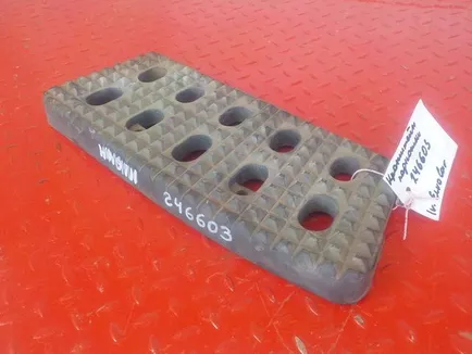 504329071 IVECO Накладка подножки