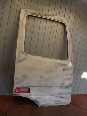 9437201605 MERCEDES Дверь правая, Отсутствует