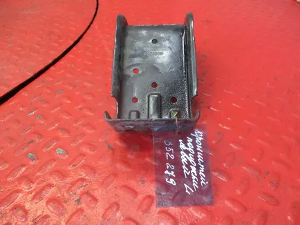 82174599 VOLVO Кронштейн подножки