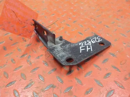 82318835 VOLVO Кронштейн подножки