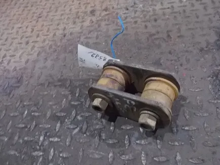 20733879 VOLVO Серьга рессоры