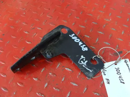 82318835 VOLVO Кронштейн подножки