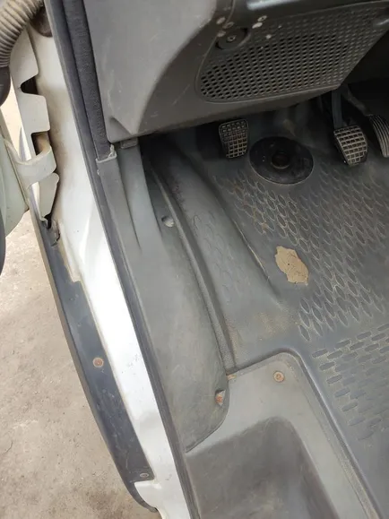 5801257174 IVECO Накладка порога левого, Отсутствует