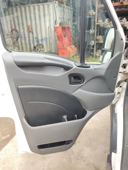 5801256704 IVECO Обшивка двери левая, Отсутствует