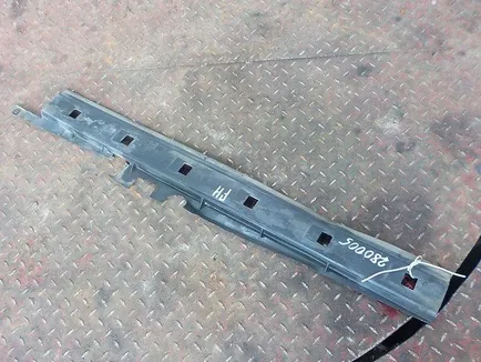 20441663 VOLVO Накладка решетки радиатора правая, Отсутствует
