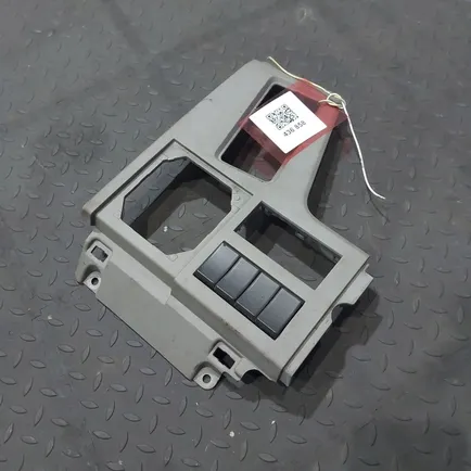 82425781 VOLVO Накладка решетки капота