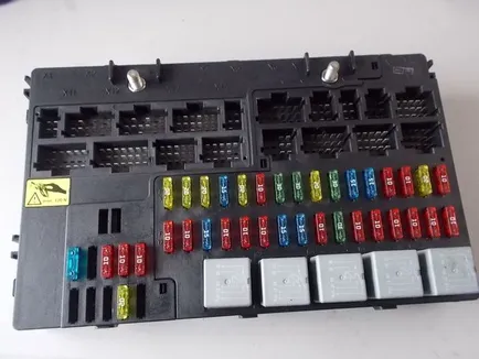 4461858 MERCEDES Блок предохранителей, Отсутствует