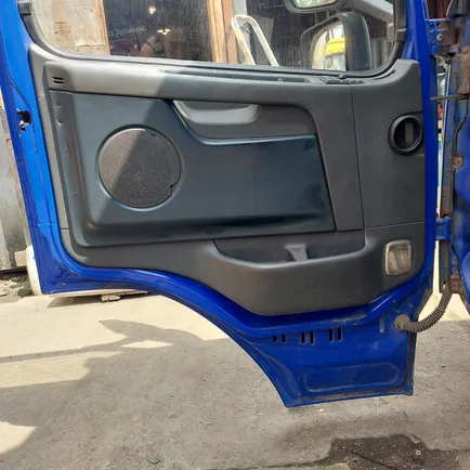 21340030 VOLVO Обшивка двери, Отсутствует