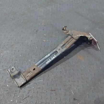 82649153 VOLVO Кронштейн корпуса подножки левый