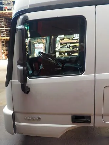9437201405 MERCEDES Дверь левая, Отсутствует