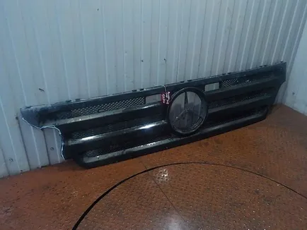 9437500218 MERCEDES Решетка передняя, Отсутствует