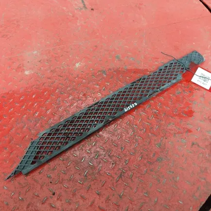 9437510718 MERCEDES Решетка капота