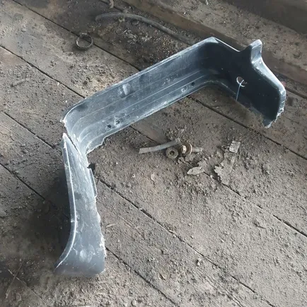 5010225393 RENAULT Корпус подножки нижний правый, Отсутствует