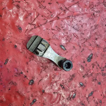 7420793040 RENAULT Прижим клапана