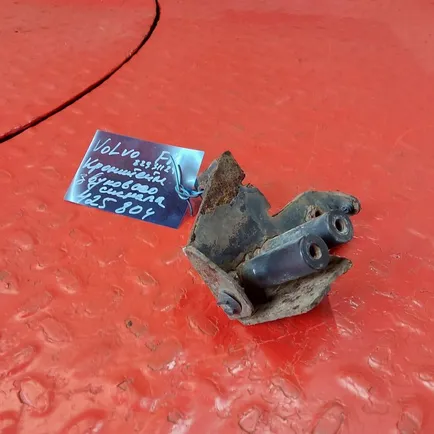 82931124 VOLVO Кронштейн звукового сигнала