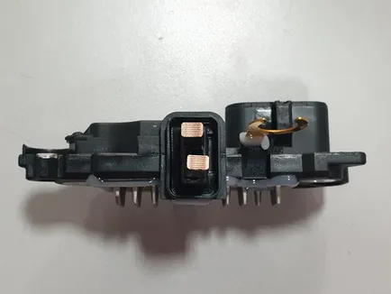 F00MA45253 BOSCH Реле регулятор генератора
