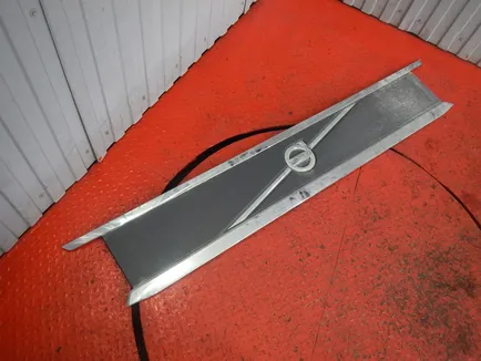82248312 VOLVO Накладка решетки капота
