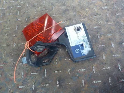 9436100636 MERCEDES Кронштейн подножки, Отсутствует