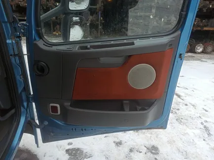 20488075 VOLVO Обшивка двери правая