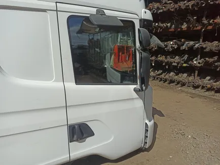 1910637 SCANIA Стекло двери правое
