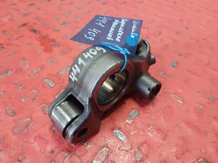 7421881529 RENAULT Коромысло клапанов