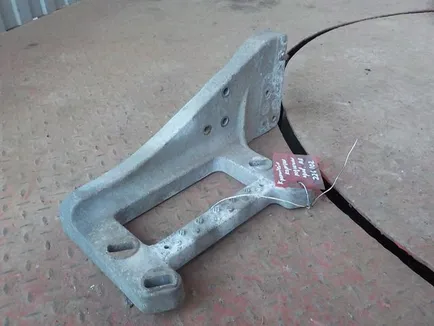 9436661031 MERCEDES Кронштейн корпуса подножки правый, Отсутствует