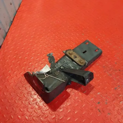 9425202833 MERCEDES Кронштейн подножки нижней левой