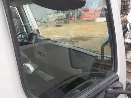 20503179 VOLVO Стекло двери правое, Отсутствует