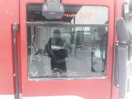 5010468939 RENAULT Стекло двери
