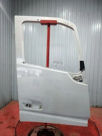 82183386 VOLVO Дверь правая, Отсутствует