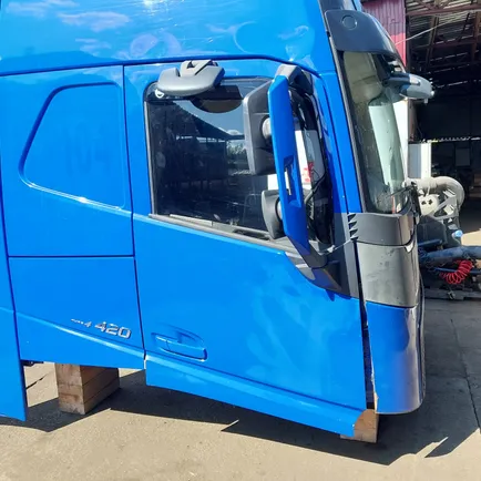82183386 VOLVO Дверь правая