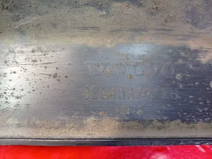 82645379 VOLVO Накладка крыла правая, Отсутствует