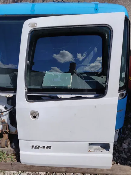 9437201505 MERCEDES Дверь левая, Отсутствует