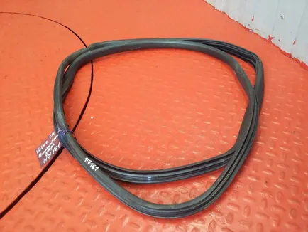 82110661 VOLVO Уплотнитель двери