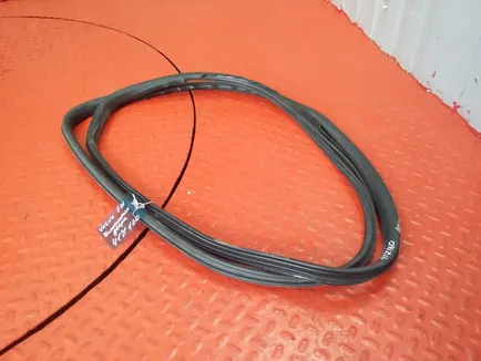 82110661 VOLVO Уплотнитель двери
