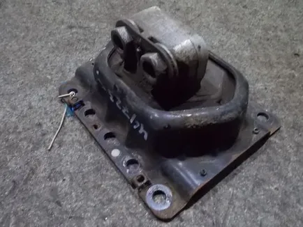 7420499469 RENAULT Подушка двигателя