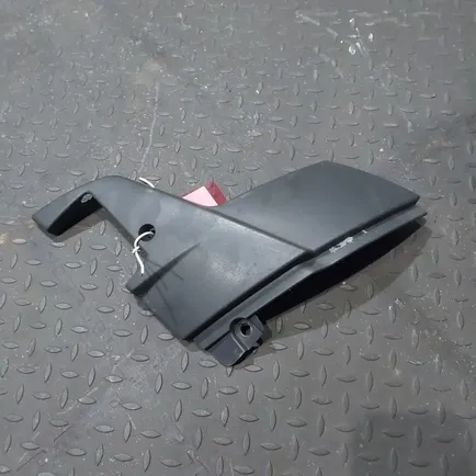 82448104 VOLVO Накладка лобового стекла