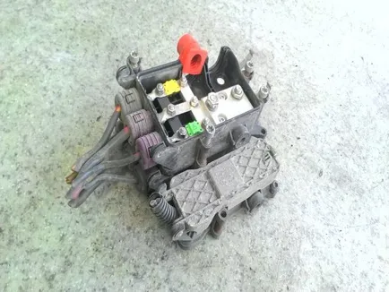 4462258 MERCEDES Блок предохранителей, Отсутствует