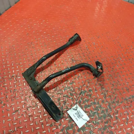 82240432 VOLVO Кронштейн подножки