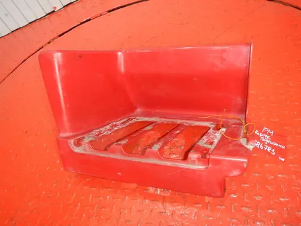 82420408 VOLVO Корпус подножки нижний правый